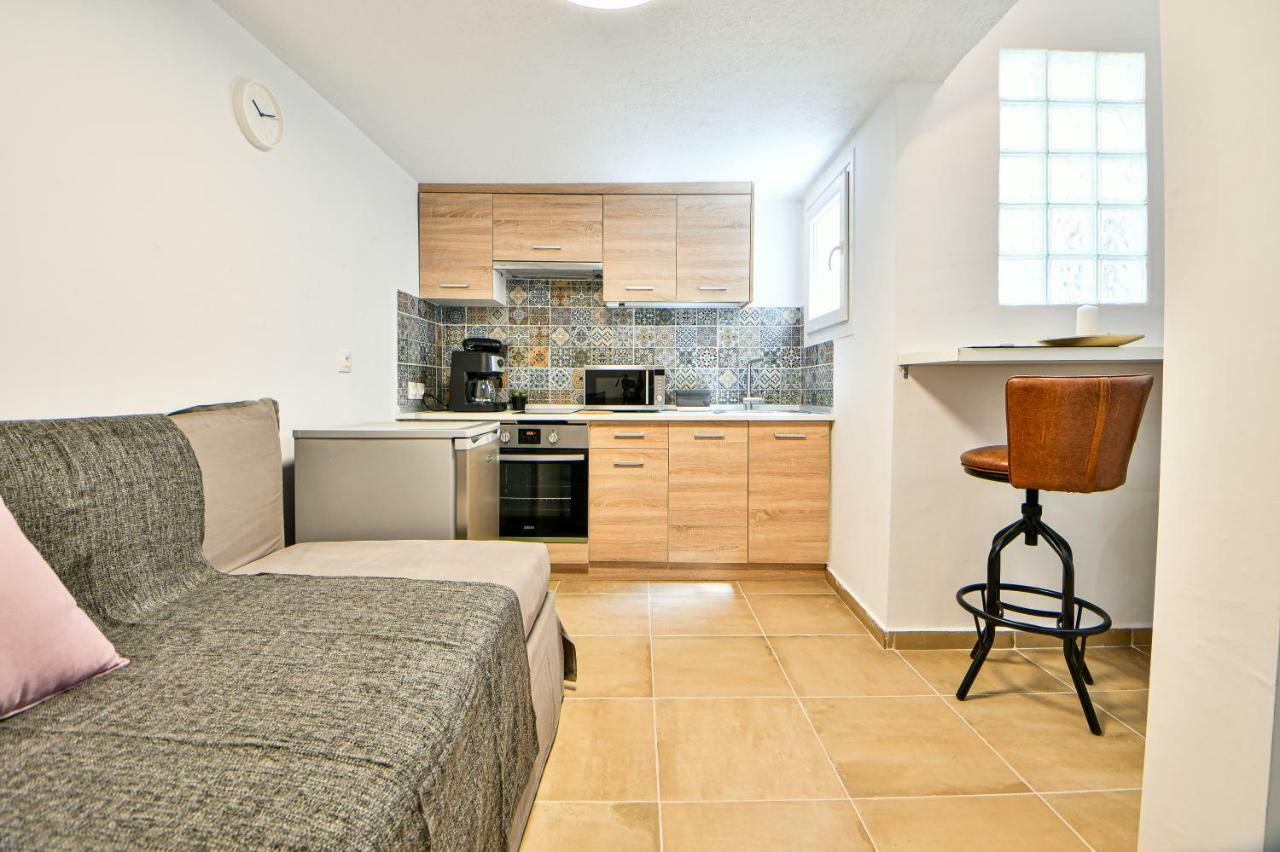 Flowers Of Athens, Boutique Aparthotel With 6-Apartments In Central Aten Exteriör bild
